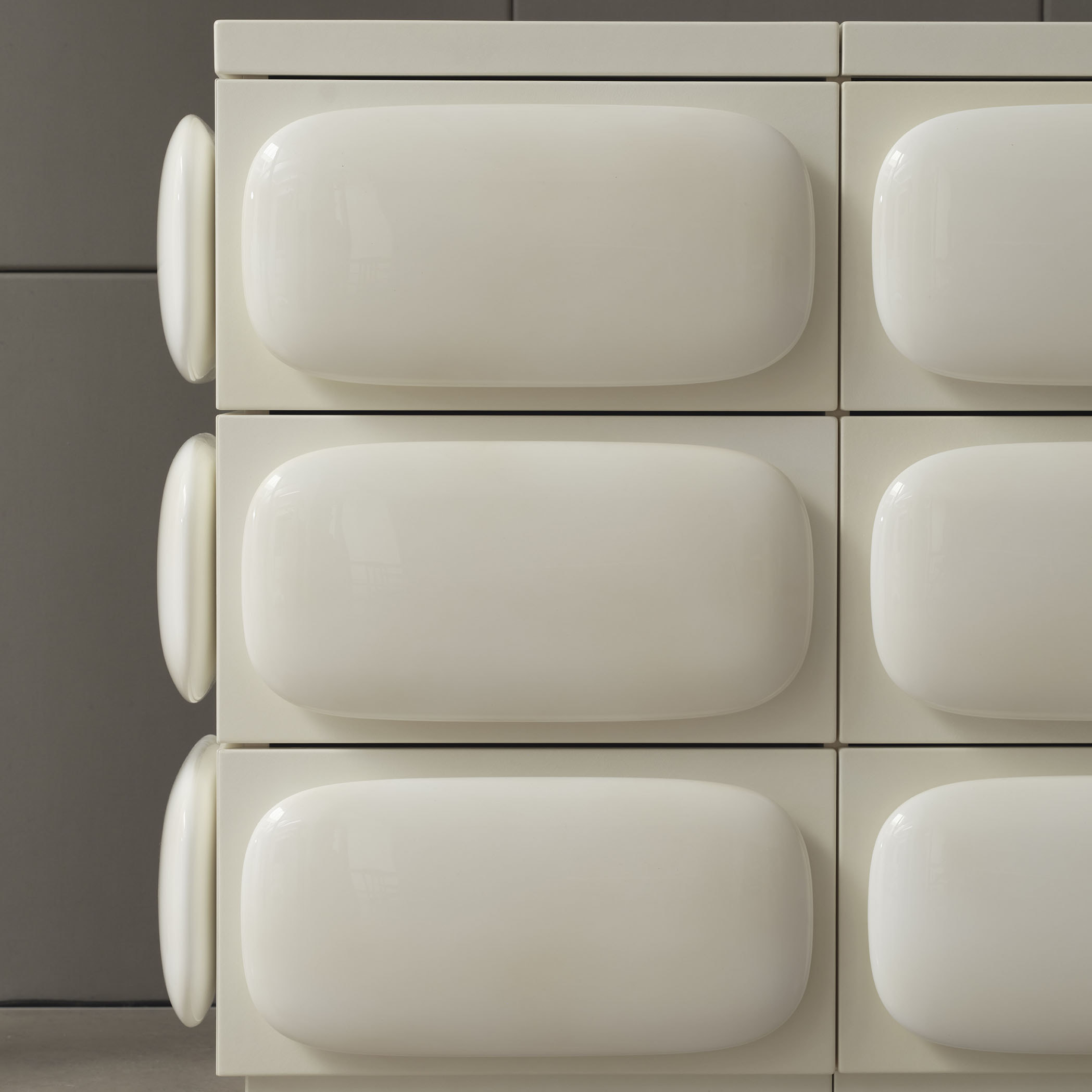 676 COMMODE PULSE DETAIL Resize