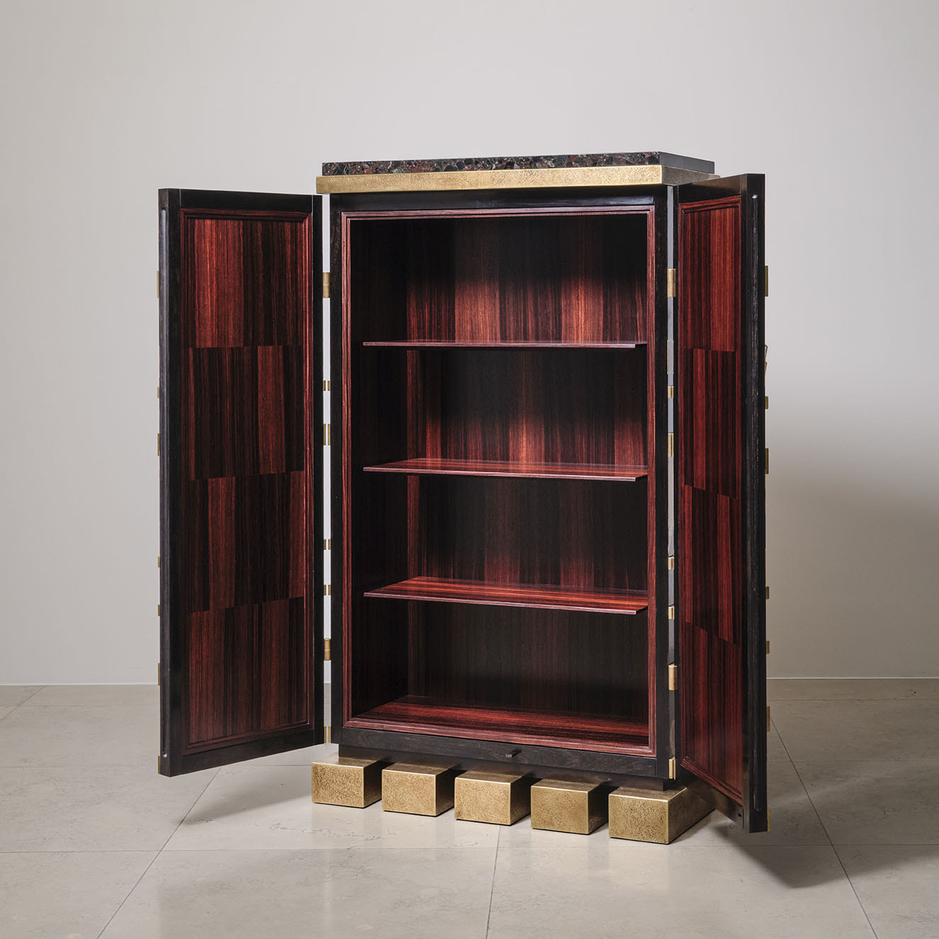 675 ARMOIRE GUARANA (4) Resize