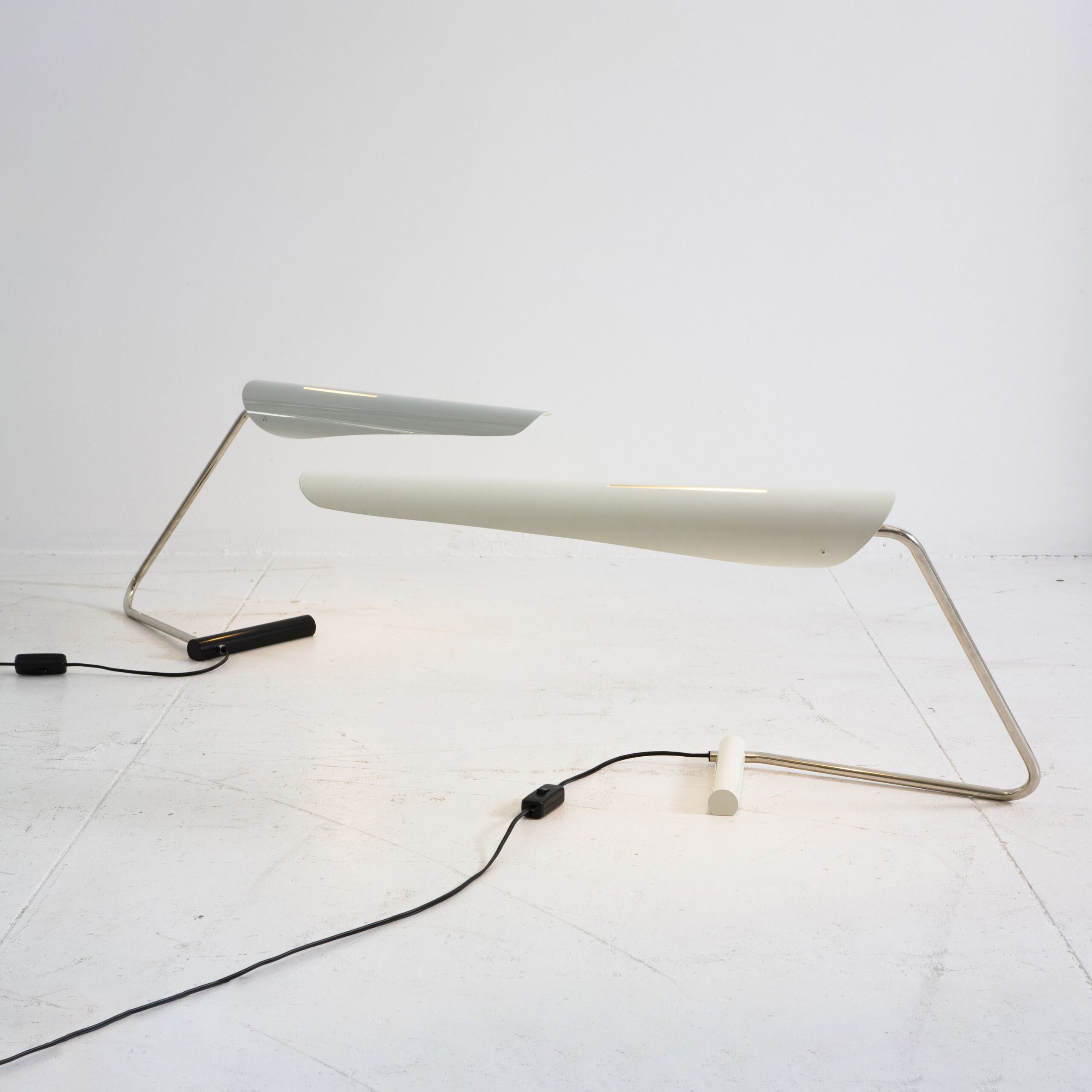 DW Sarus Table 113 3 Sarus Desk Multiple Scaled