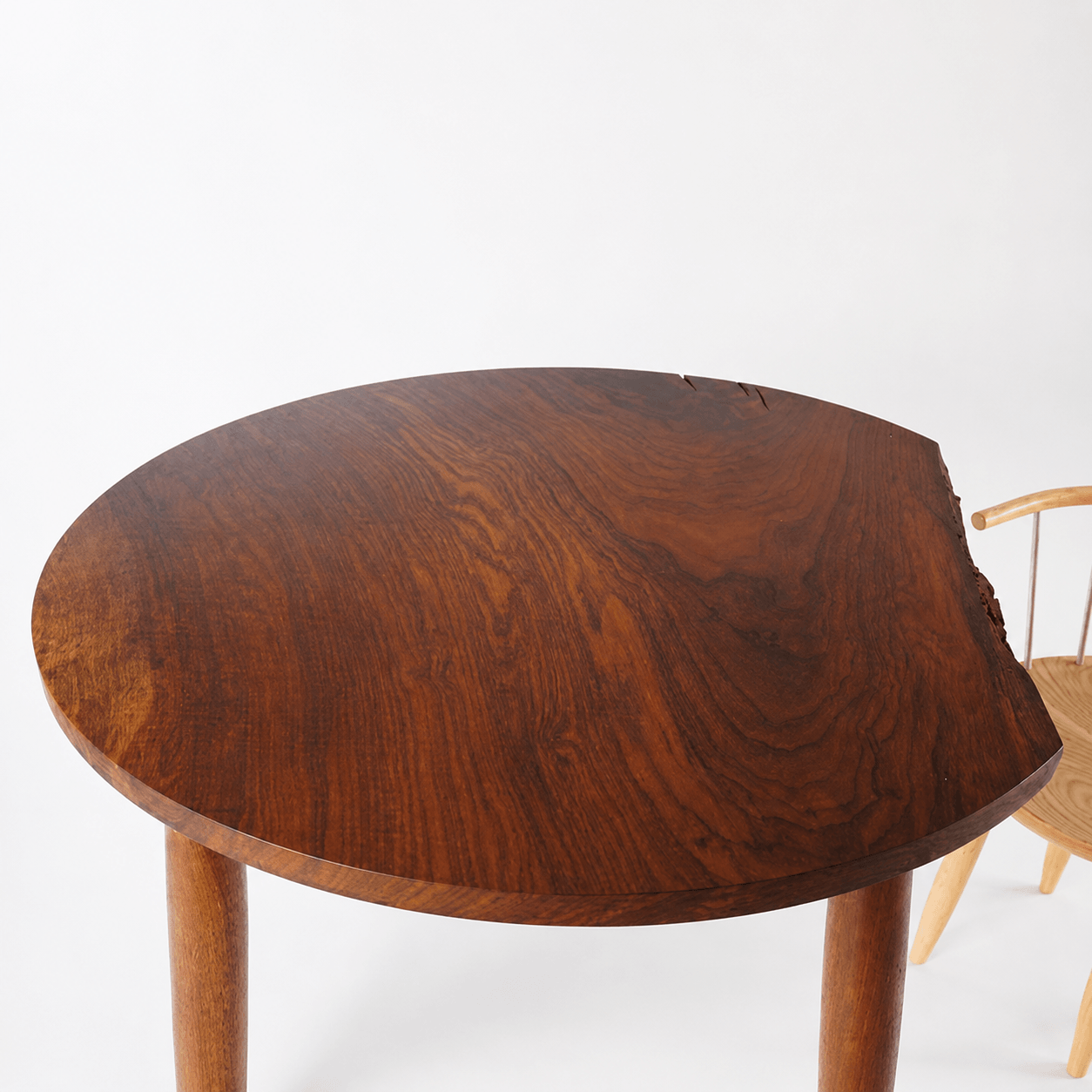 Detail Circle Dining Table